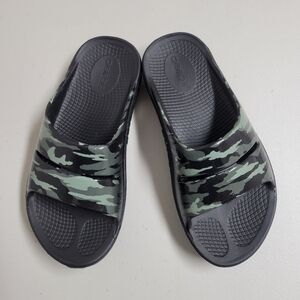 Oofos Ooahh Camo Slides Sandals Size Men's 3- Women's 5.